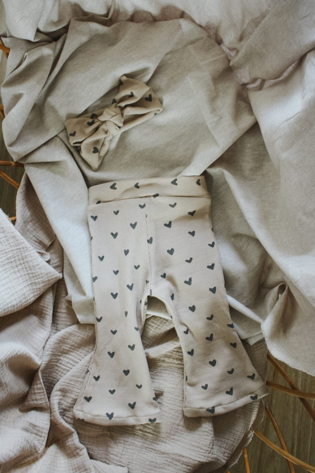 flared babylegging handgemaakt comfortabel baby broekje