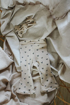 flared babylegging handgemaakt comfortabel baby broekje