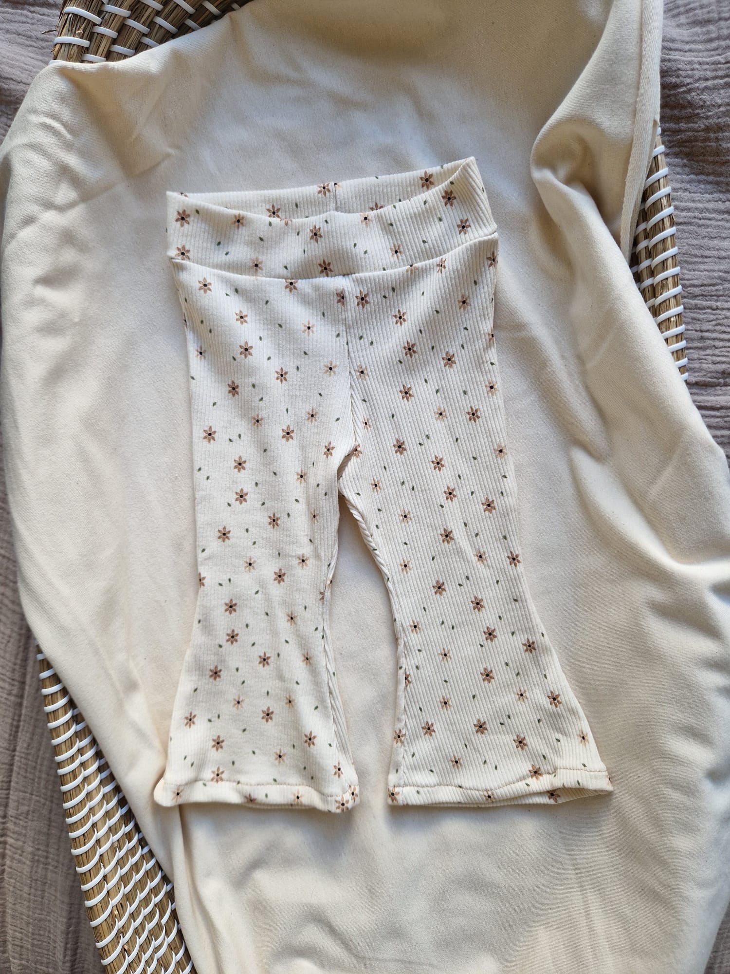 Flared babylegging sterbloem
