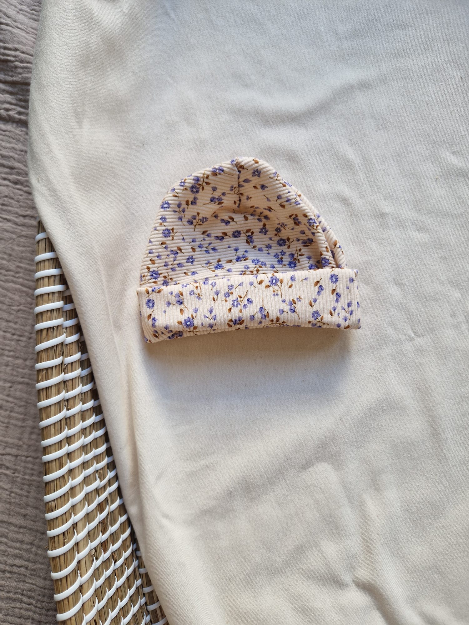 Babymutsje rib | blauwe bloemen