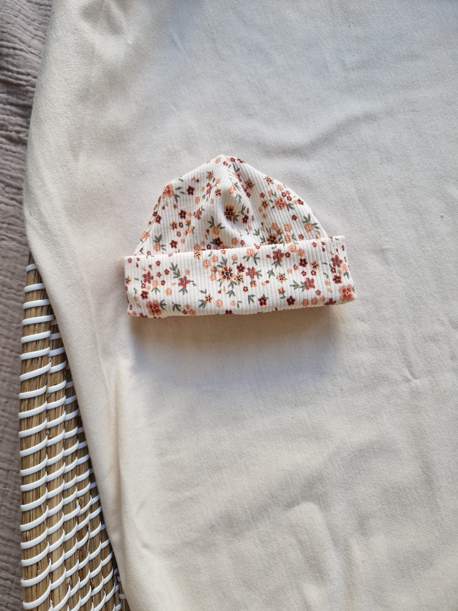 Babymutsje rib | rode bloemen