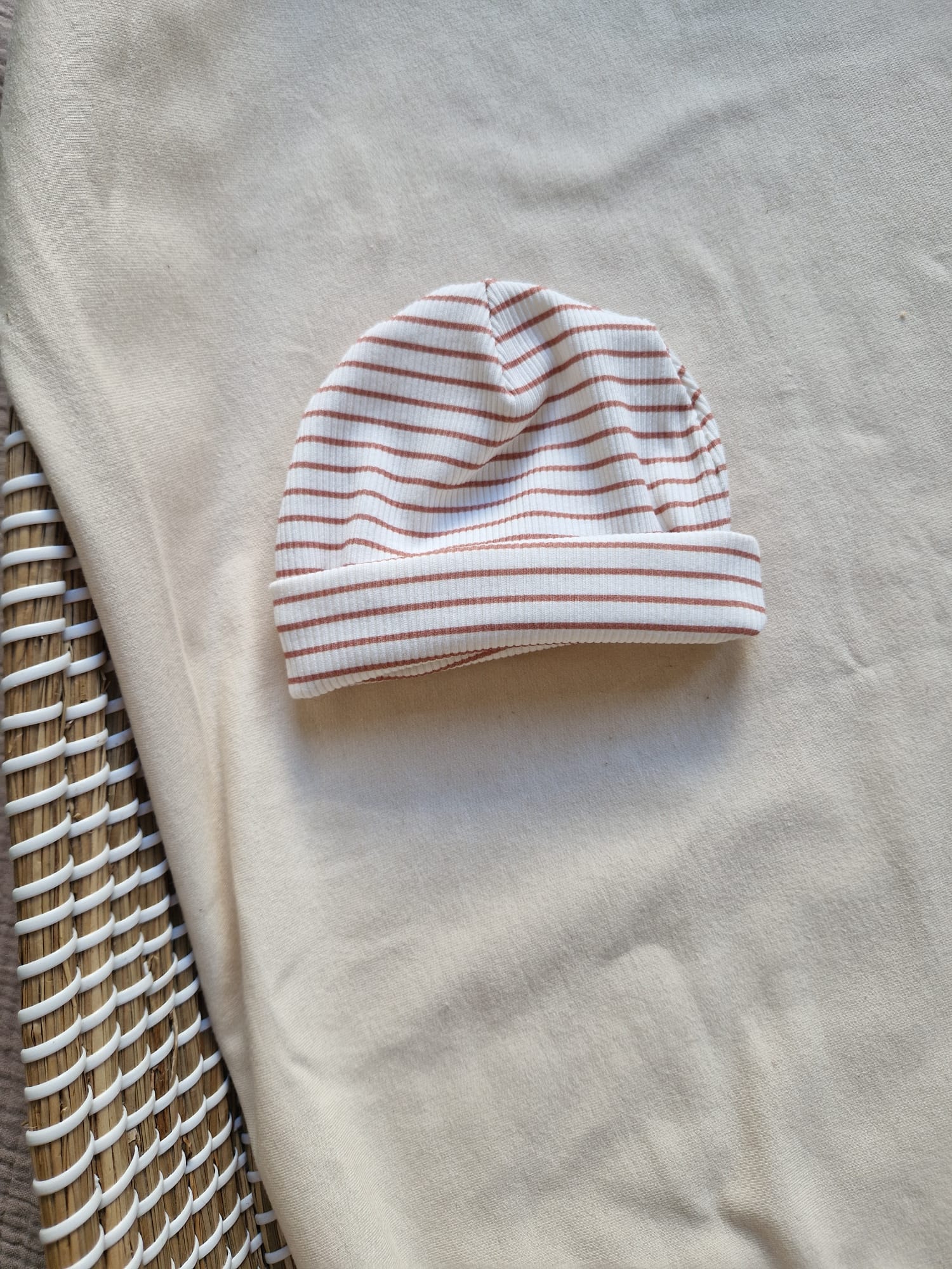 Babymutsje rib | strepen roest