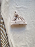 Knoopmutsje rib | beige hartjes