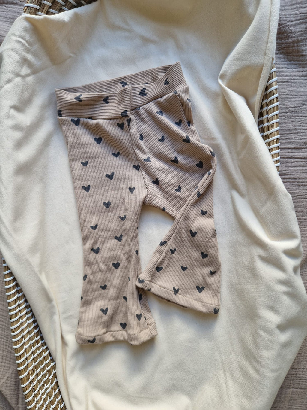 Flared legging | beige hartjes