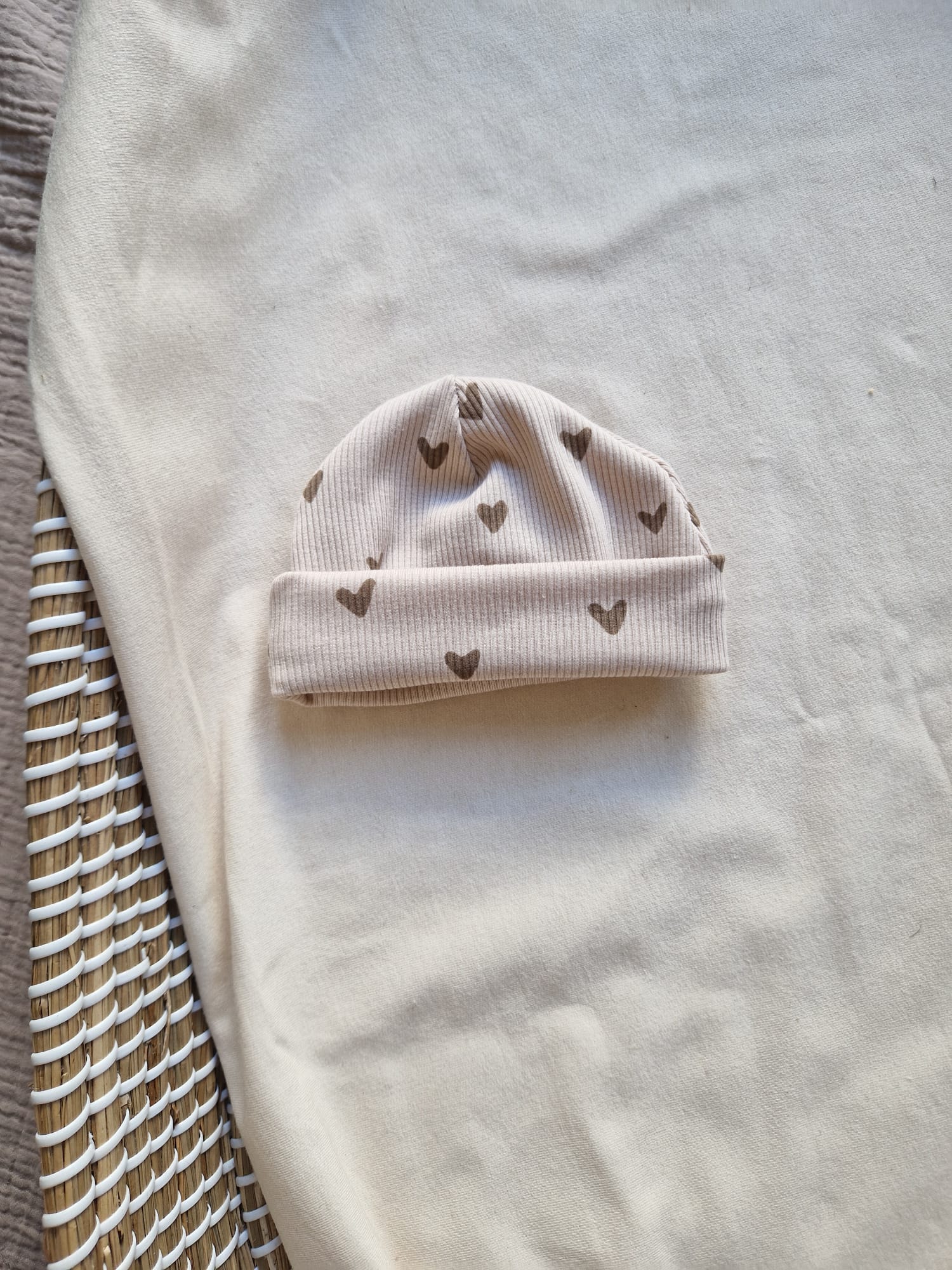 Babymutsje rib | beige hartjes