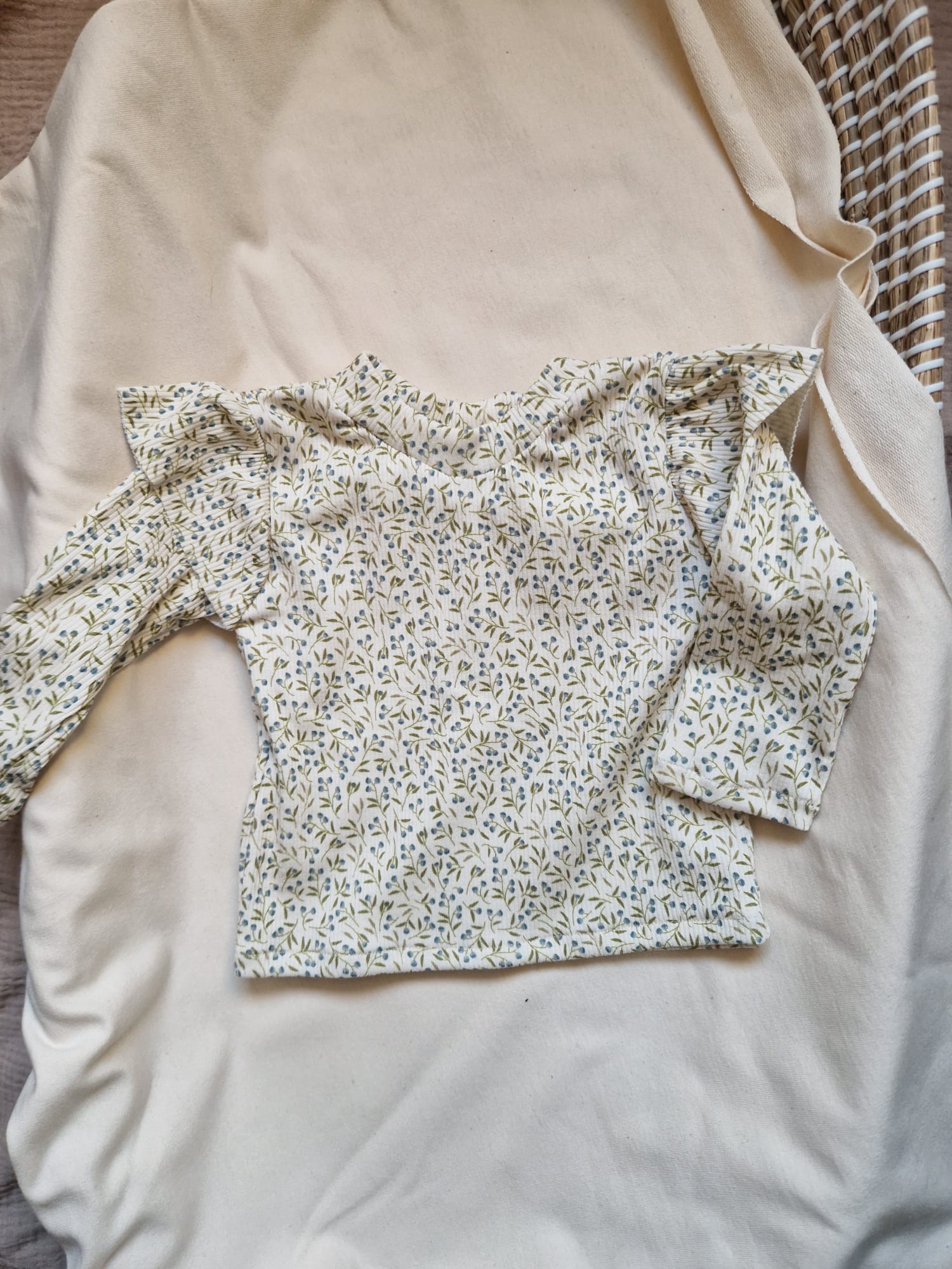 Shirt rib ruffle | groen met bloemen