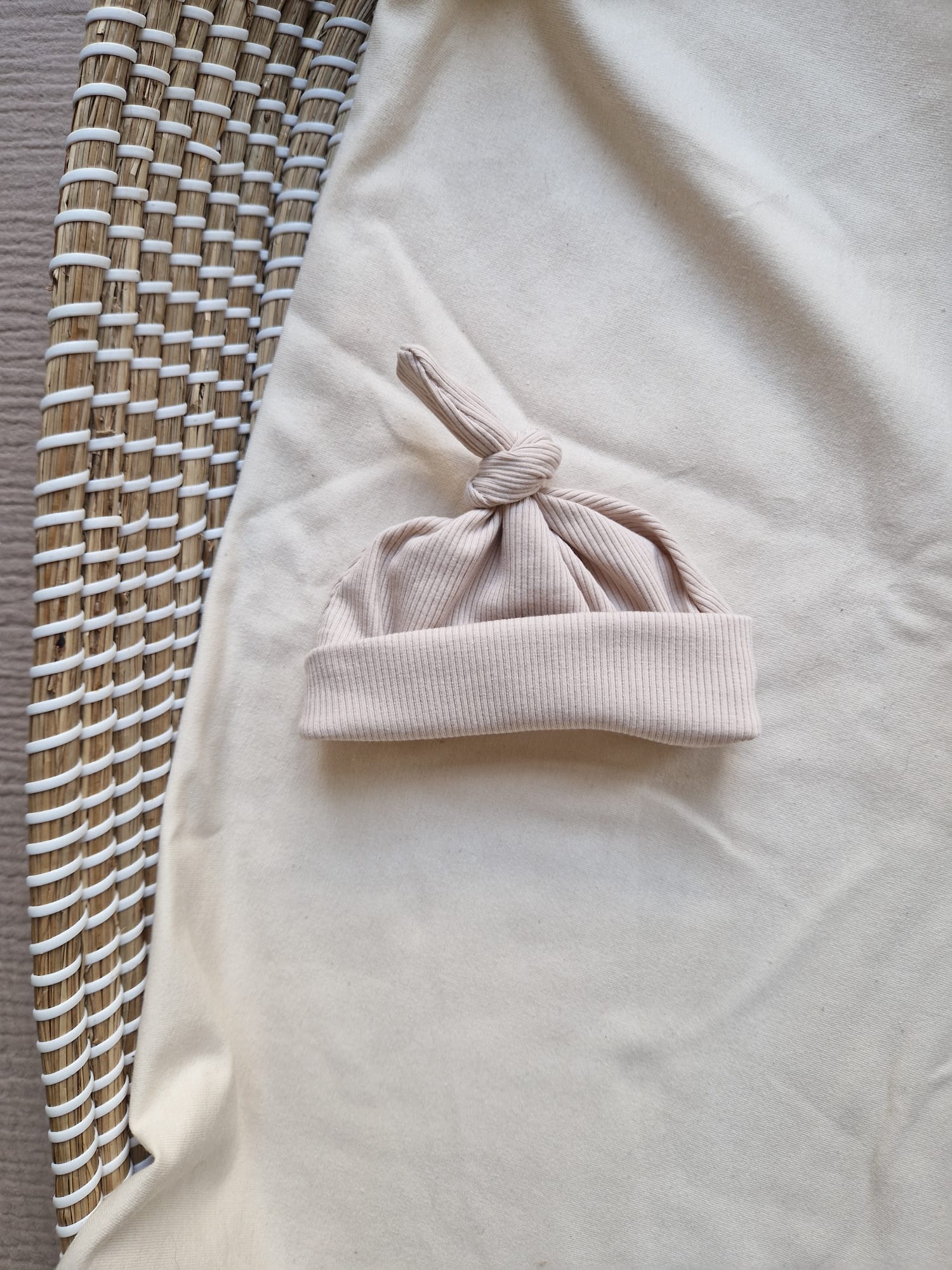 Knoopmutsje rib | beige