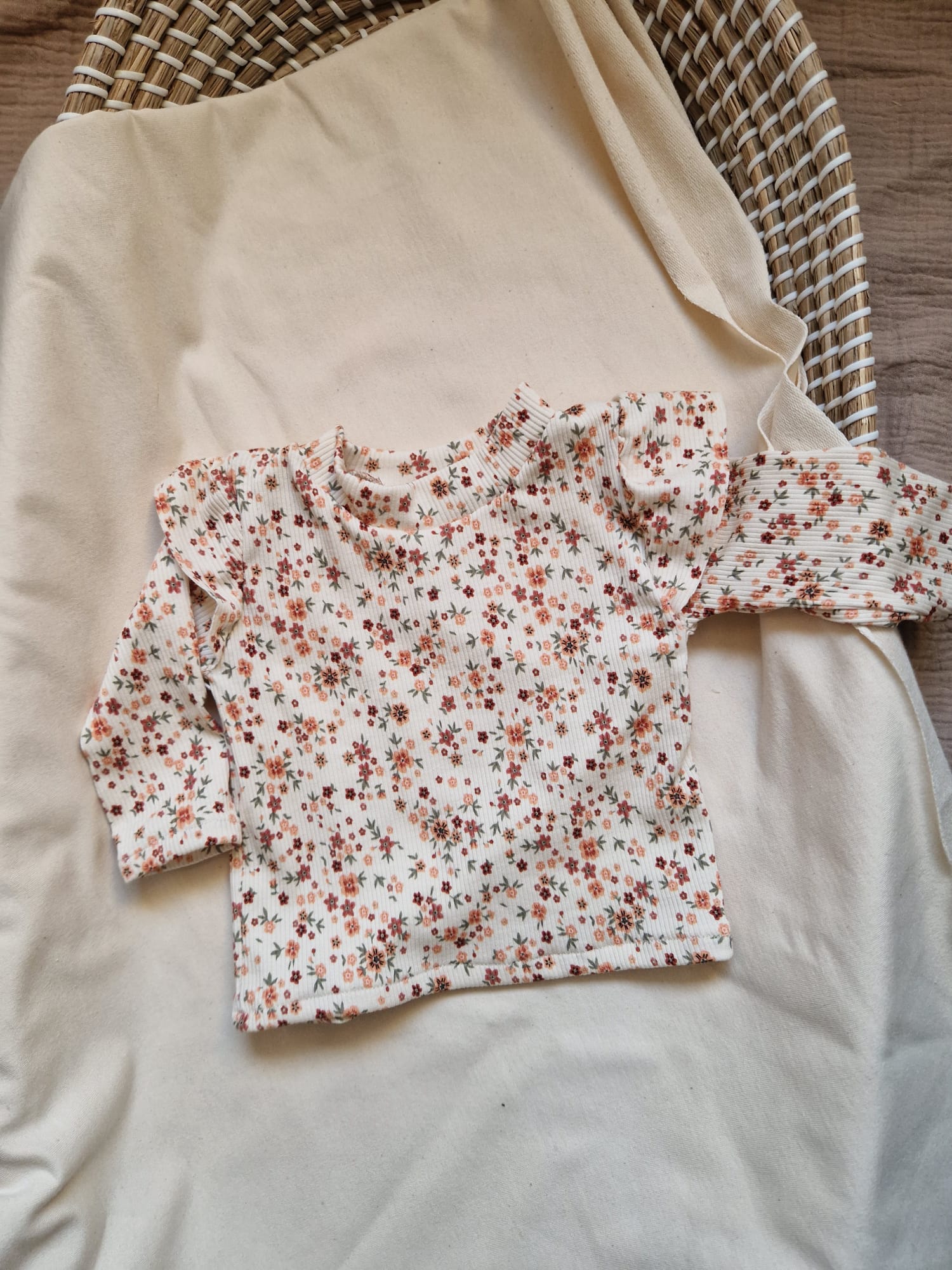 Shirt rib ruffle | rood met bloemen